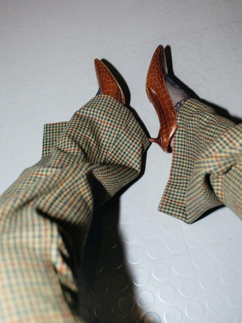 Pantalon masculin oversize + escarpins ultra fminins lgrement conceptuels = le bon mix
