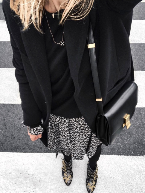 Rien de tel qu'un imprim blanc sur fond rglisse pour twister un total look noir !