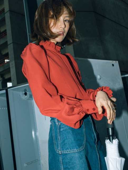 Chemise en soie rouge  finitions volantes + jupe en jean brut = le bon mix