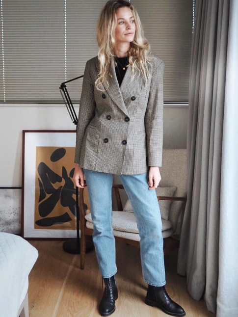 Blazer crois + jean droit feu de plancher + boots plates = le bon mix