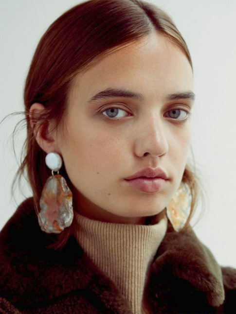 Rien de tel qu'une coiffure sage pour accompagner bijoux oversize et fausse fourrure