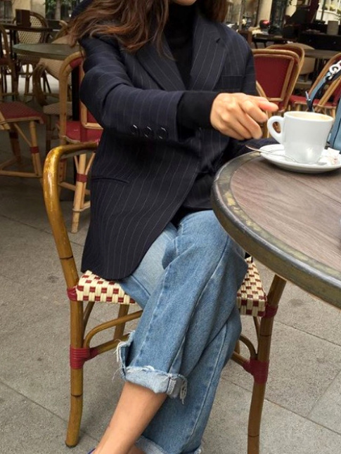 Plus le bas se veut casual destroy, plus on pense  faire classique/chic sur le haut