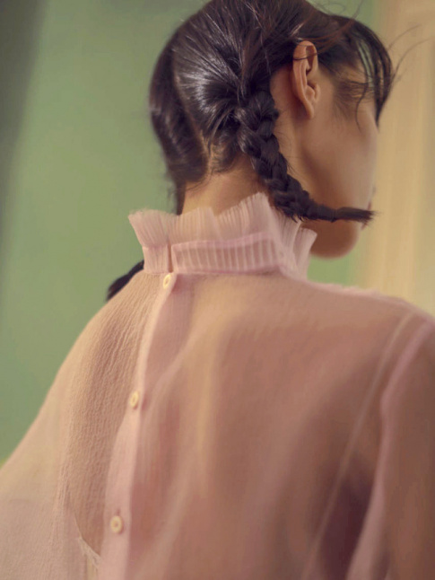 Blouse vaporeuse rose + mini nattes = le bon mix