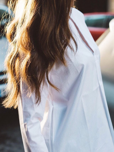La chemise blanche un brin ample, la meilleure des robes printanires !