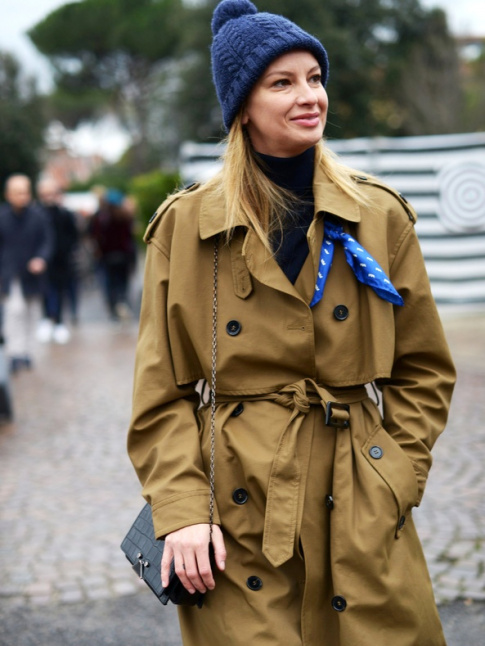 Trench lgrement large + bonnet torsad bleu marine = le bon mix