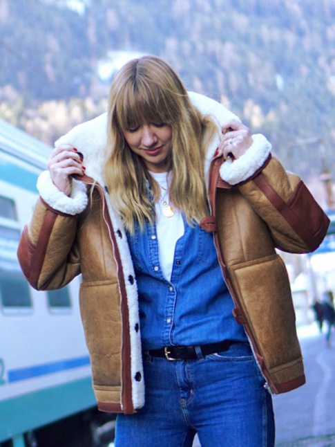 Douillette et joyeusement seventies, cette veste laine a tout bon !