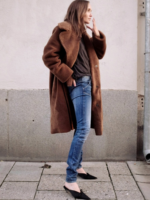 Et si le port du manteau en fausse fourrure autorisait les mules en plein hiver ?