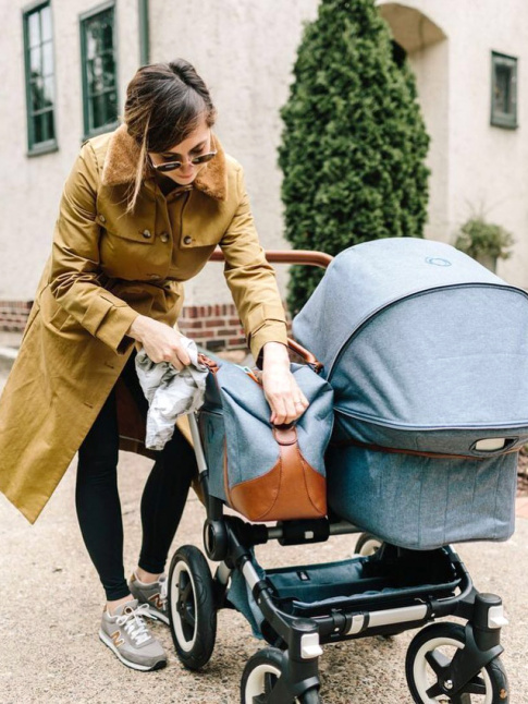 Un joli trench et une paire de baskets sigles : l'uniforme idal de la jeune maman presse !