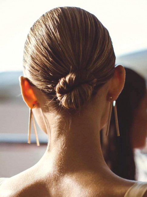 Chignon bas + imposantes boucles d'oreilles = le bon mix