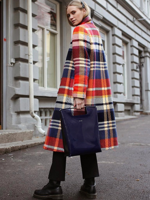 Doc Martens + coiffure soigne + manteau long  carreaux = le bon mix