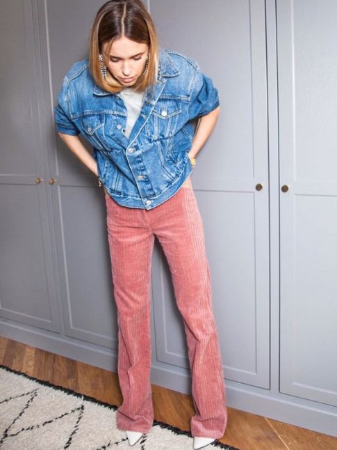 Rien de tel que des pendants scintillants pour chiciser le duo pantalon en velours/veste en jean