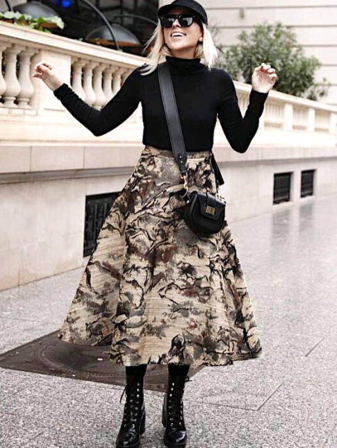 Ample jupe sophistique + boots noires + sous-pull carbone = le bon mix