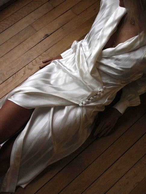 Mlant coupe portefeuille et dlicate range de boutons, cette robe satine semble avoir tout bon !