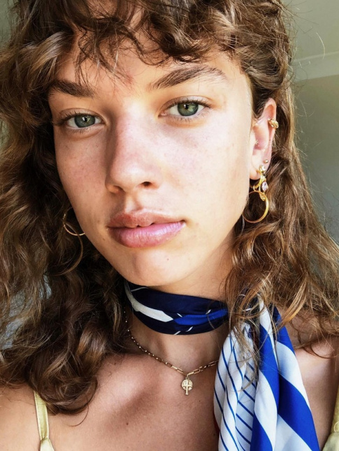 Note pour l't : associer foulard nou prs du cou et fins bijoux dors