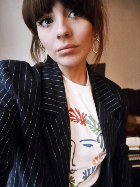 Blazer trop grand + croles + tee-shirt imprim + chignon haut = le bon mix