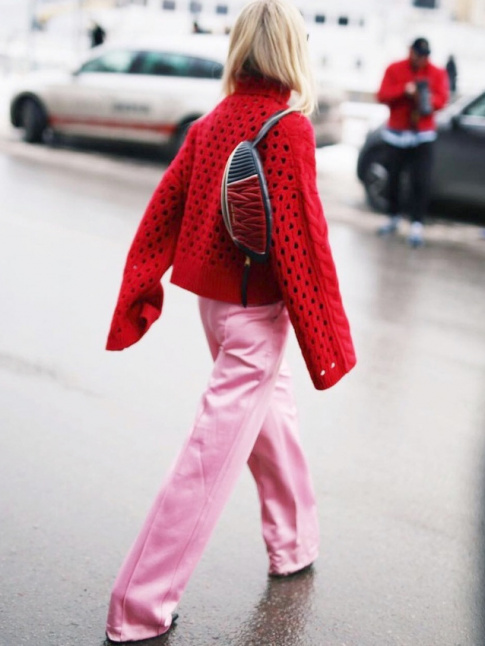 Associer rouge et rose sur des volumes cosy/masculins : une bonne manire de 