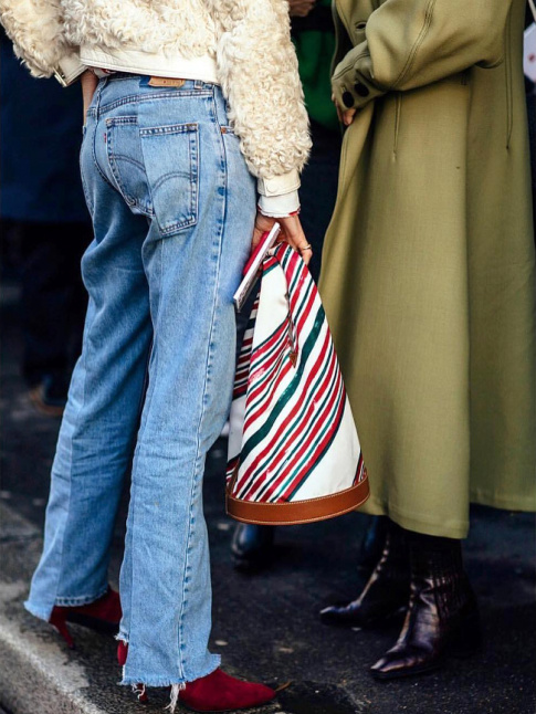 Avec son allure seventies et son volume gnreux, ce sac Carven a tout bon !