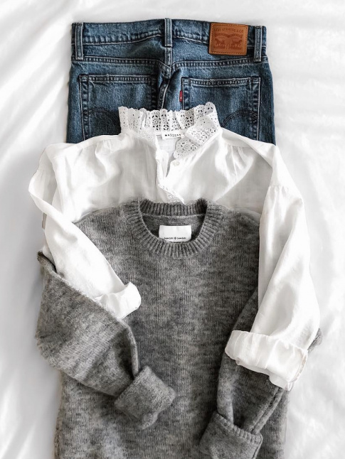 Rien de tel qu'un col en dentelle pour twister un look casual !