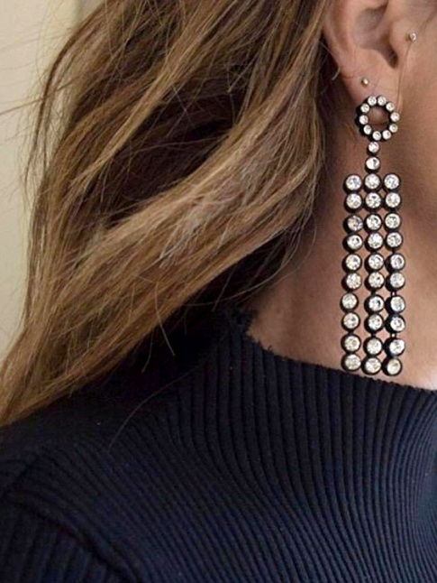 Pull bleu marine ultra simple + boucles d'oreilles ultra glamour = le bon mix
