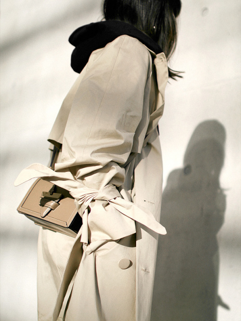 Trench-coat + sweat  capuche = le bon mix