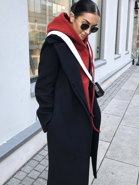 Pardessus bleu marine + sweat  capuche rouge = le bon mix
