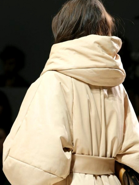 Mlant coloris neutre et volume douillet, cette parka a tout bon !