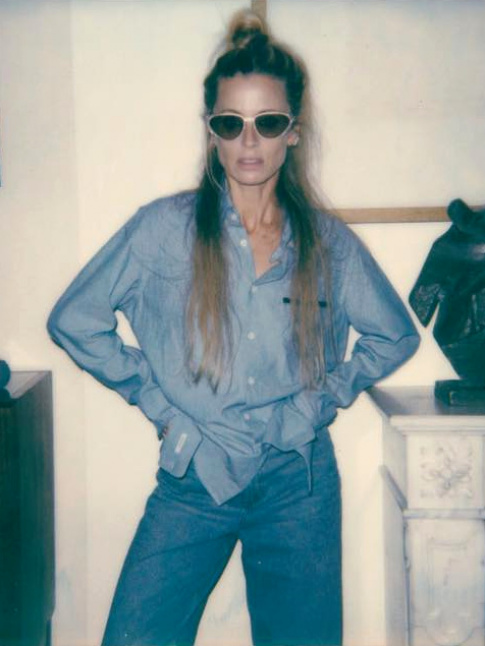 Mlant lunettes de soleil rtro, jean large et chemise masculine, ce look a tout bon !