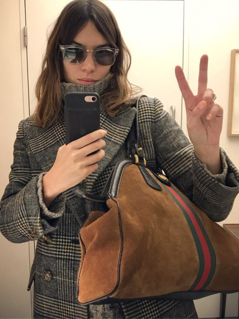 On piquerait bien  Alexa Chung son sac fourre-tout !