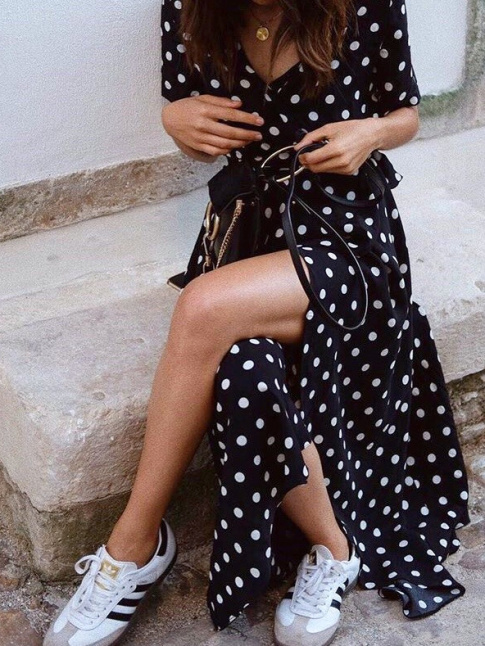 Longue robe  pois + baskets blanches = le bon mix