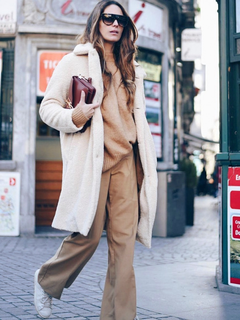 Camel + blanc cass + touche de bordeaux = le bon mix