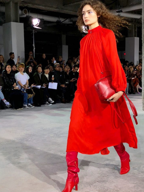 Pour ou contre le total look rouge ?