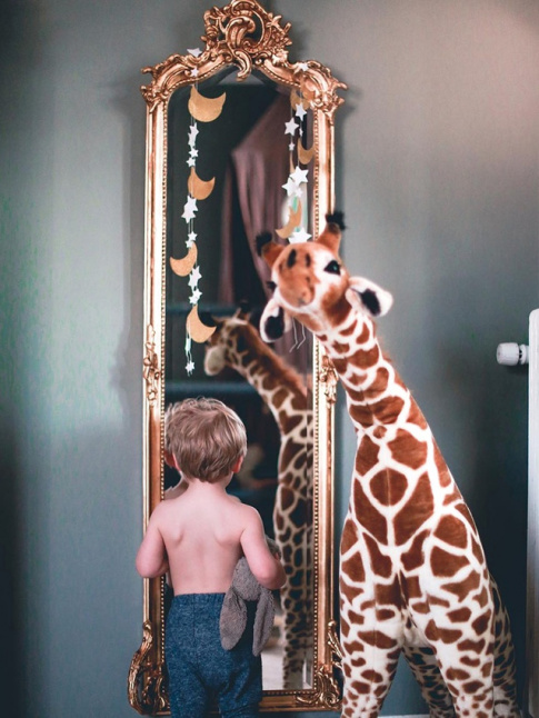 Haut et troit miroir rococo + peluche gante = le bon mix