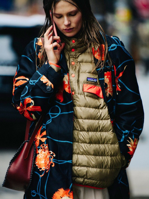 Manteau  imprim floral + top sportswear doudoune = le bon mix