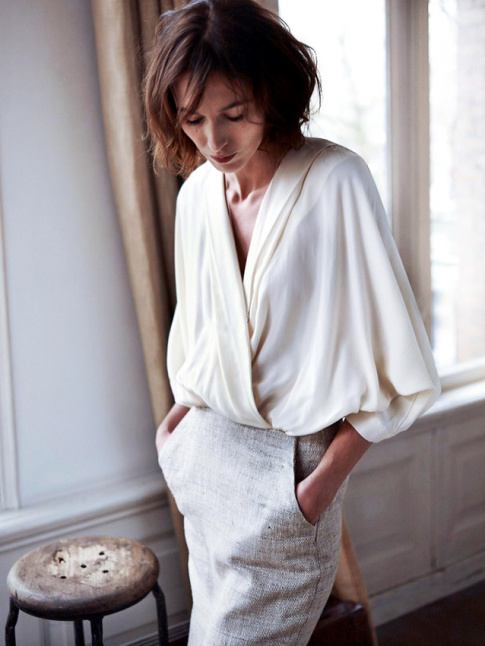 Oui au mix entre la svrit d'une jupe droite et la fluidit glamour d'une blouse