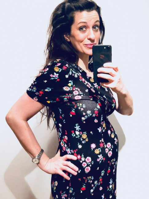 Robe fleurie sur fond noir + longue chevelure + baby bump = le bon mix