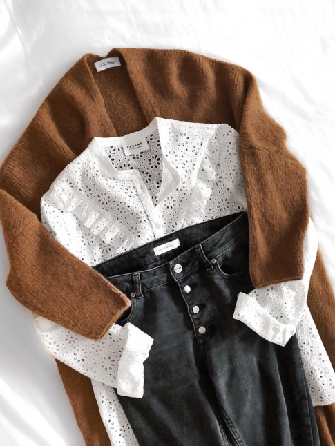 Lainage marron + chemise en dentelle + jean noir = le bon mix