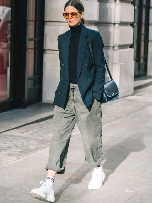 Et si l'on accompagnait le duo blazer/col roul d'un baggy roulott sur la cheville ?