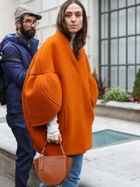 Qui aurait cru qu'un manteau inspir d'une citrouille pouvait se rvler lgant ?