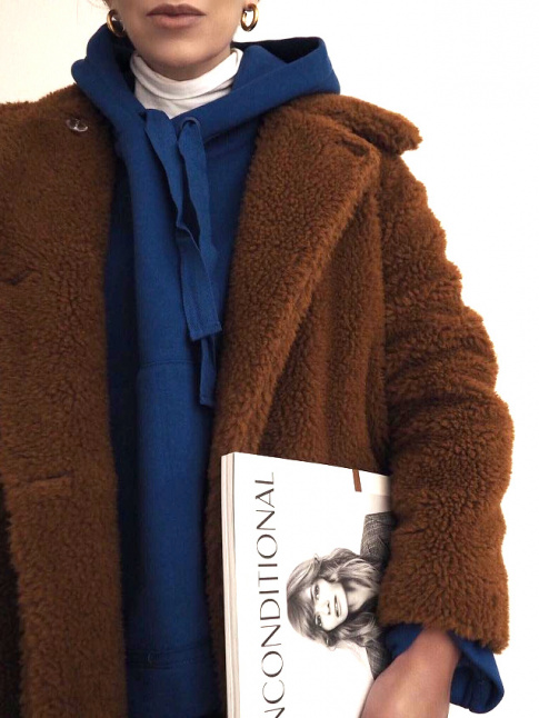 Marron + bleu cobalt + blanc + touche de dor = le bon mix