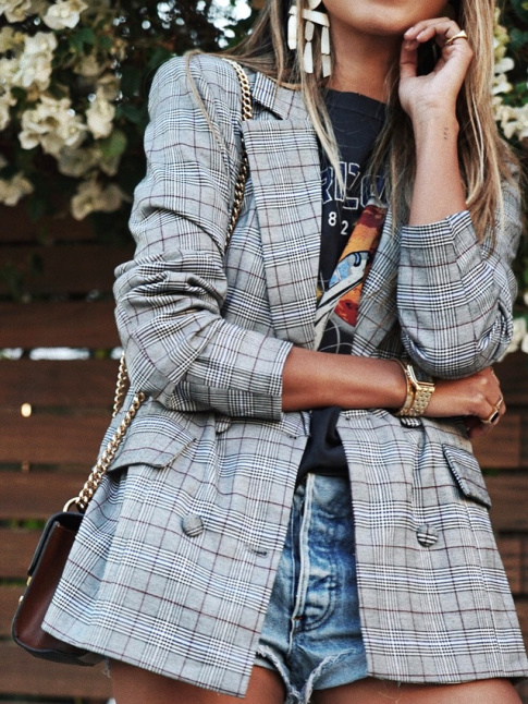 Le duo blazer  carreaux/tee-shirt vintage reste une valeur sre