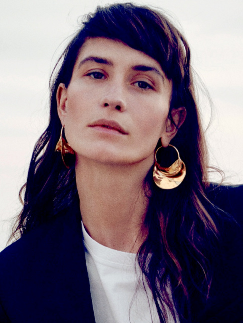 Frange lgrement sur le ct + boucles d'oreilles oversizes dores + tee-shirt blanc = le bon mix