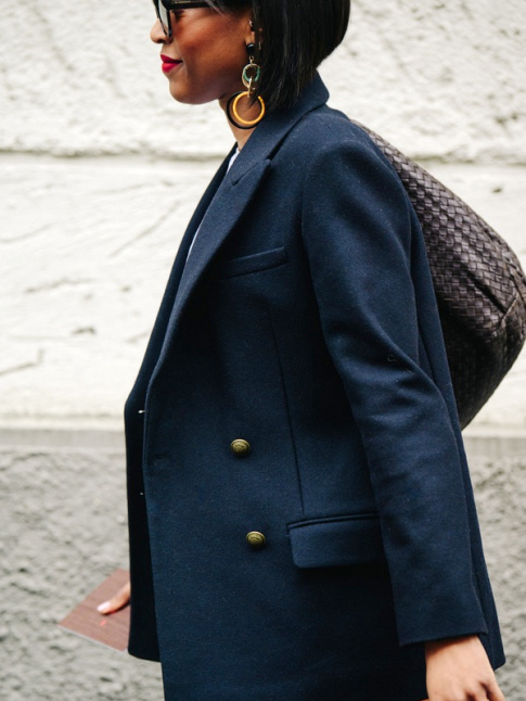 Caban bleu marine + jupe en soie orange cuivr + boucles d'oreilles multicolores = le bon mix