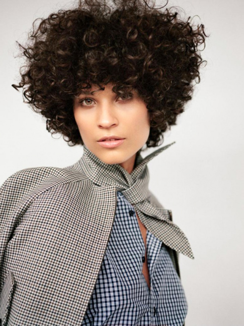 Mlant boucles volumineuses et mix and match de carreaux, ce look a tout bon !
