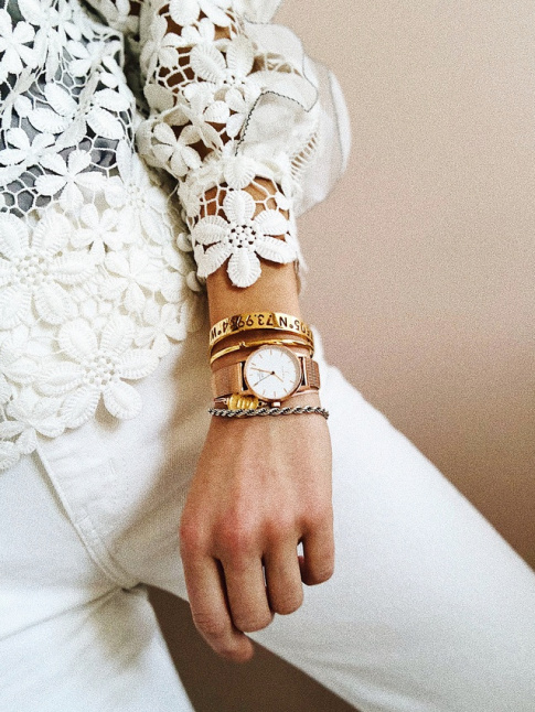 Look blanc + montre + accumulation de bracelets dors = le bon mix