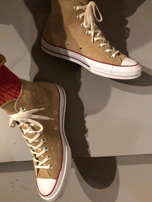 Le cuir sude sied particulirement bien aux Converses !
