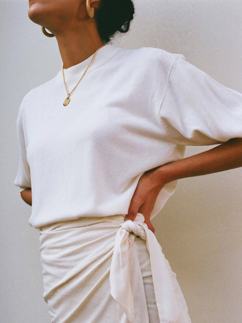 Rien de tel que quelques bijoux dors pour booster un total look blanc !