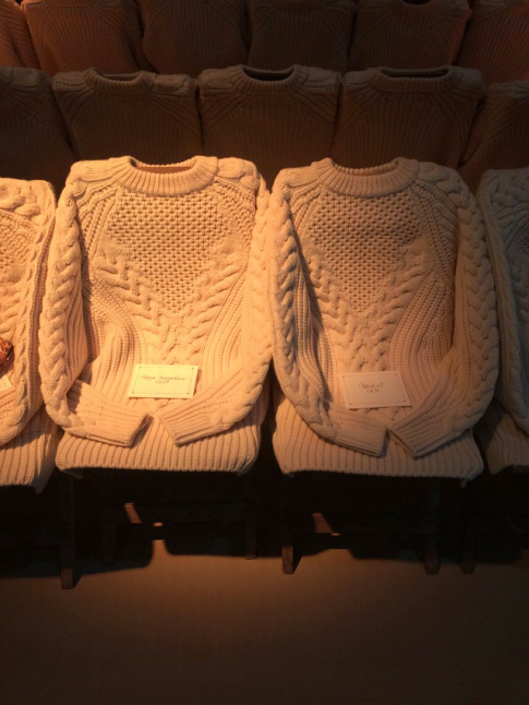 On espre que les invits au dfil McQueen ont pu repartir avec le sublime pull rchauffant leur sige !
