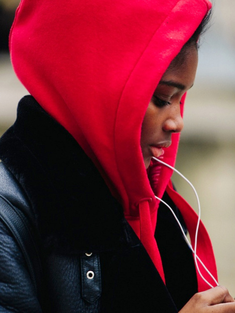 Blouson en cuir + sweat  capuche = le bon mix