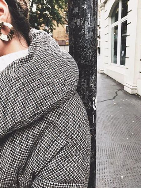 Quand elle se voit travaille dans un imprim masculin/classique, la doudoune gagne en chic