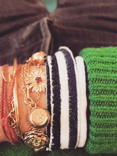 Rayures marinires + bijoux dors + lainage vert = le bon mix